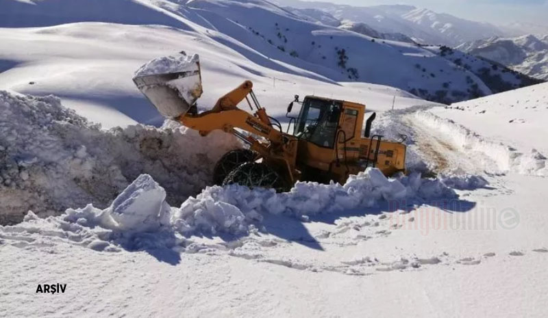 Karlı yolları açan operatör darp edildi