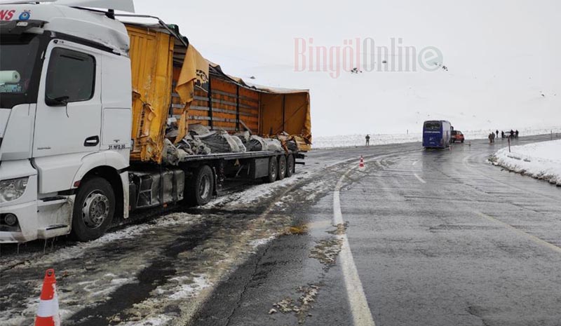 Yolcu otobüsü ve tır çarpıştı: 1 ölü