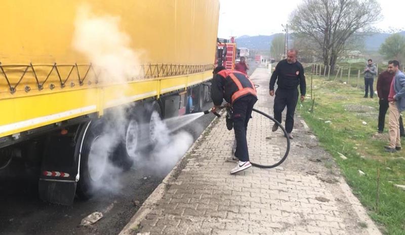 Tırın dorse kısmında çıkan yangın söndürüldü