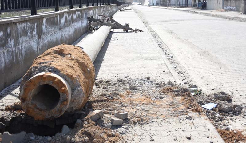 Genç`te beton direkler kaldırılıyor