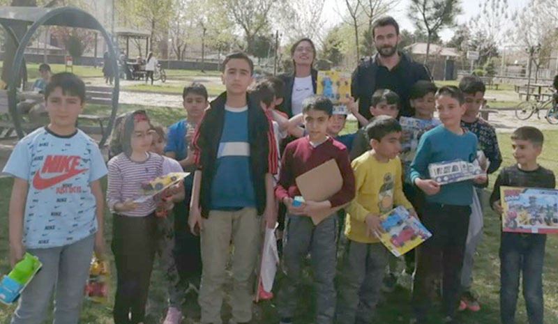 Çocuklara oyuncak hediye ettiler