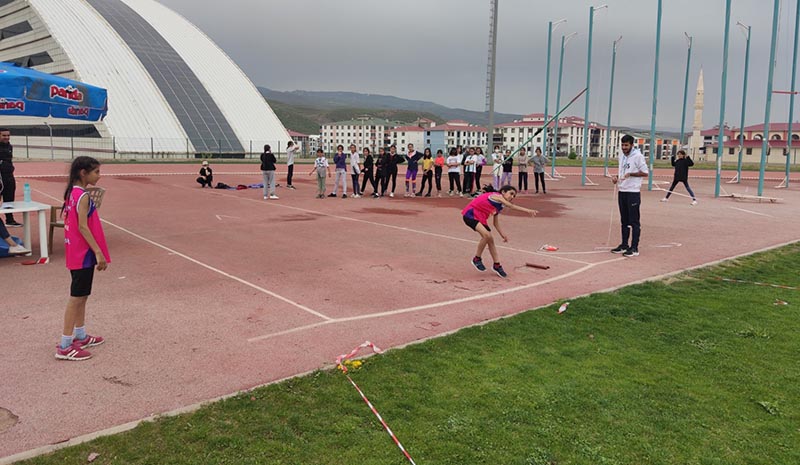 300 sporcu seçmelerde ter döktü