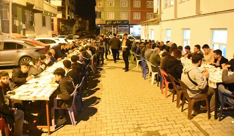 Cami önünde sahur yaptılar