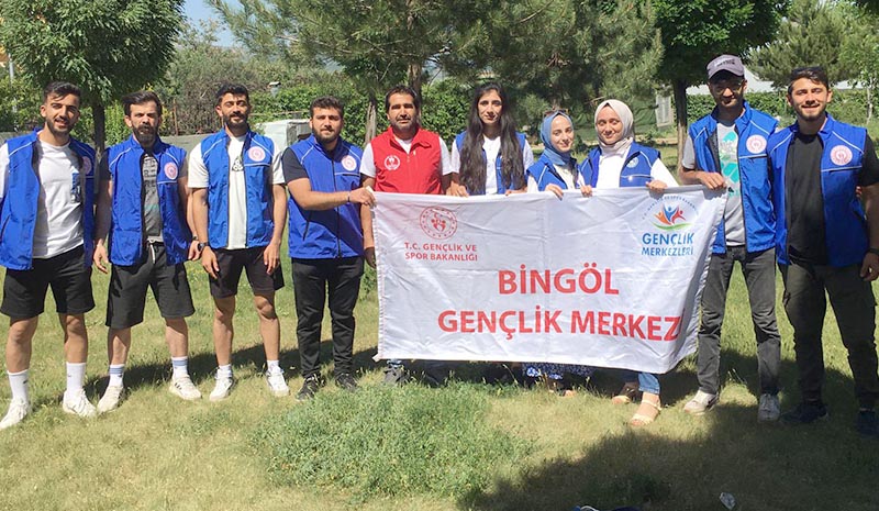 Gönüllüler çevre temizliği yaptı