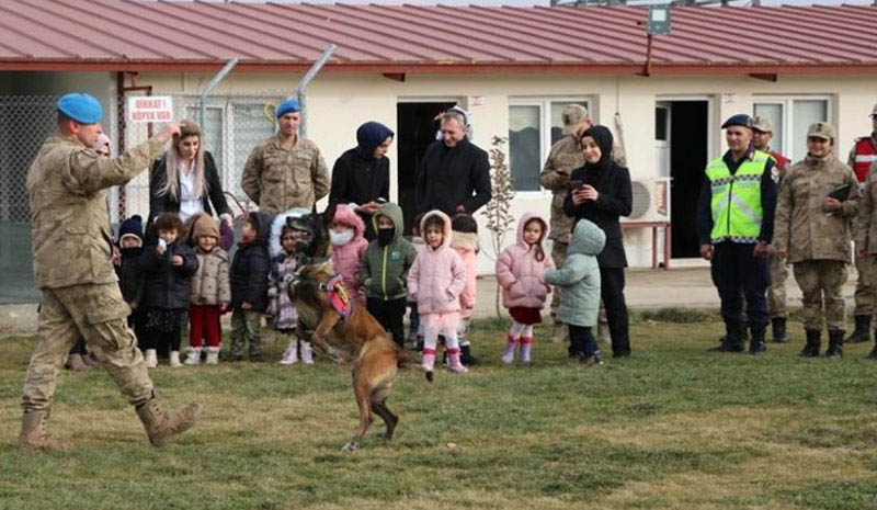 Minik öğrenciler, jandarmada dolu dolu bir gün geçirdi