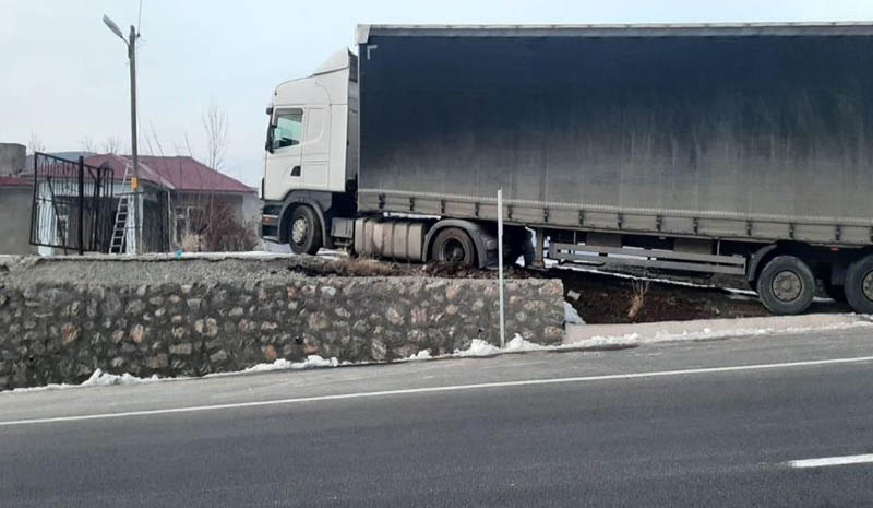 Freni boşalan tır, istinat duvarına çıkarak durdu