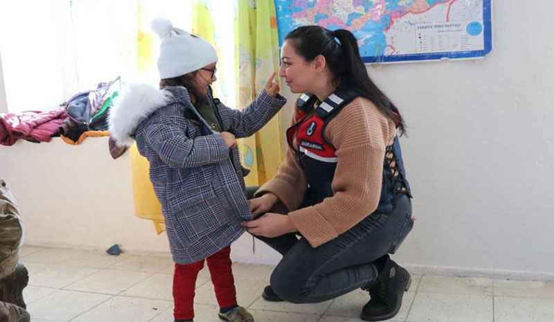 Jandarmadan öğrencilere karne hediyesi