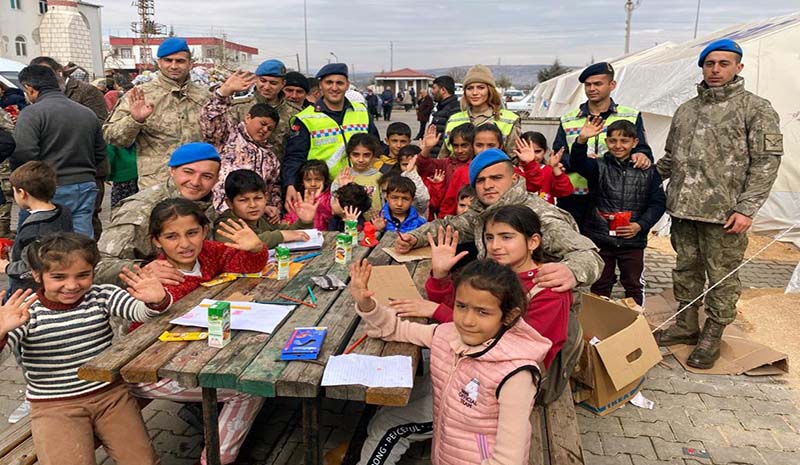 Jandarmadan depremzede çocuklara moral etkinliği