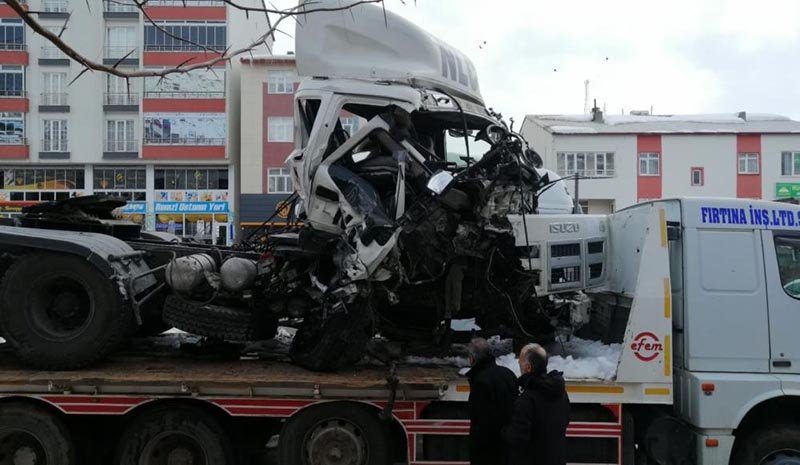 Yardım tırı, çöp kamyonuna çarptı: 1 yaralı