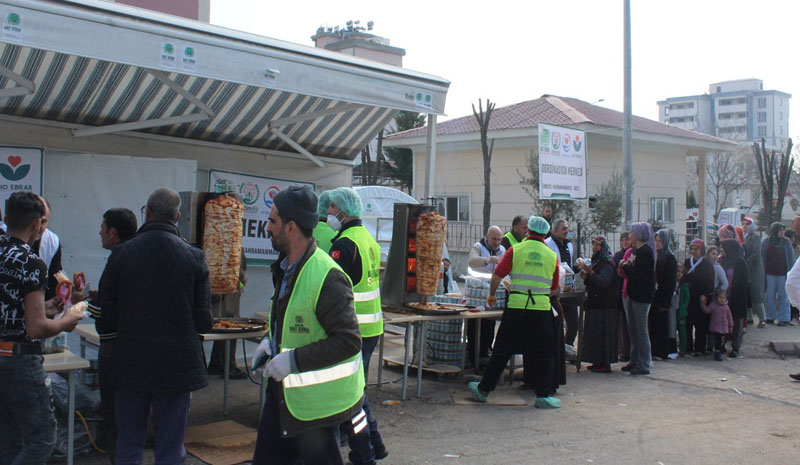 Bingöllü ustalar depremzedeler için çalışıyor