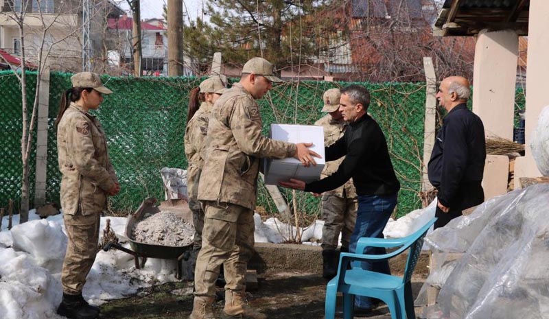 Jandarma ekipleri depremzede vatandaşlarla bir araya geldi