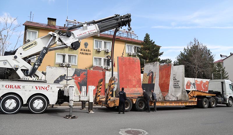 Kaldırımdaki beton bariyerler kaldırıldı