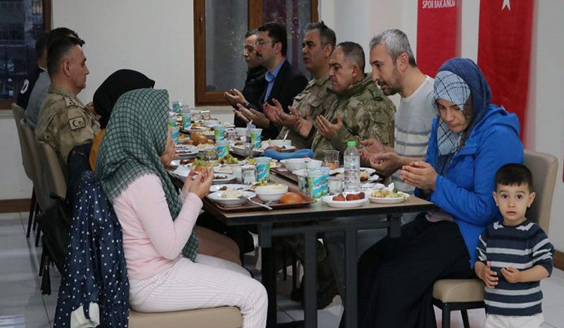 Depremzedeler Mehmetçikle iftarda buluştu