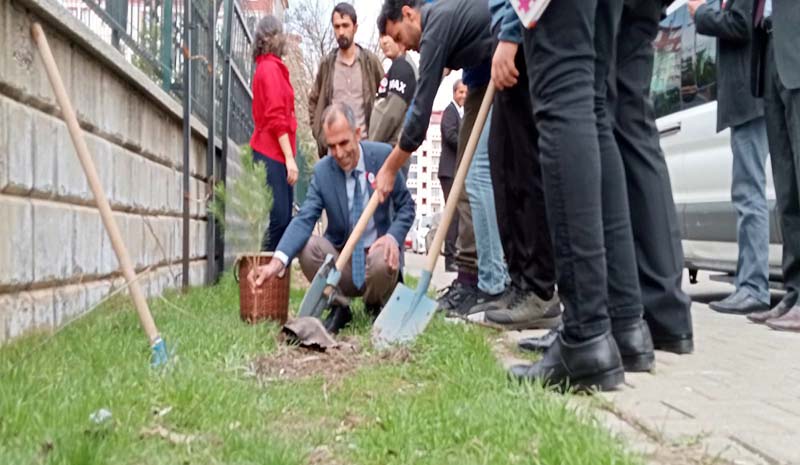 Otizme Farkındalık Oluşturmak İçin Fidan Diktiler