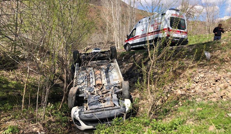 Otomobil şarampole devrildi: 4 yaralı