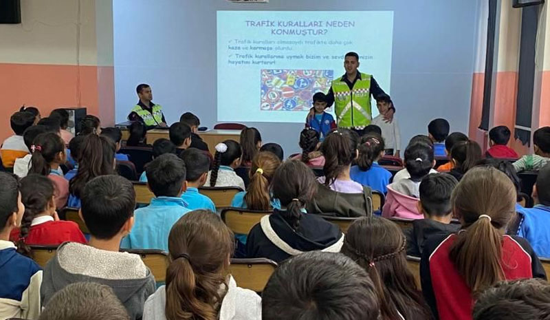 Öğrencilere uygulamalı trafik eğitimi verildi