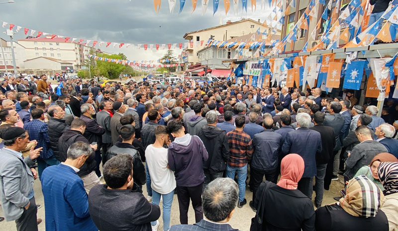 `Ak Parti eserleri ile meydandadır`