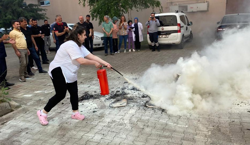 Sağlık Personeline Yangına Müdahale Eğitimi