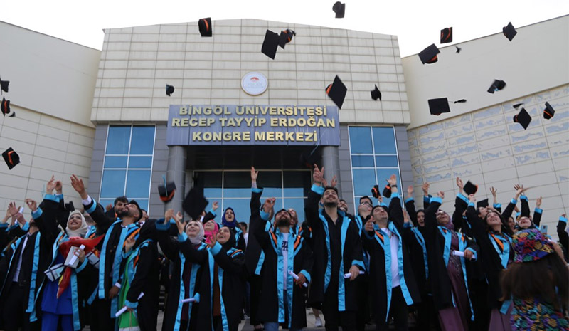 Bingöl Üniversitesi`nde mezuniyet coşkusu