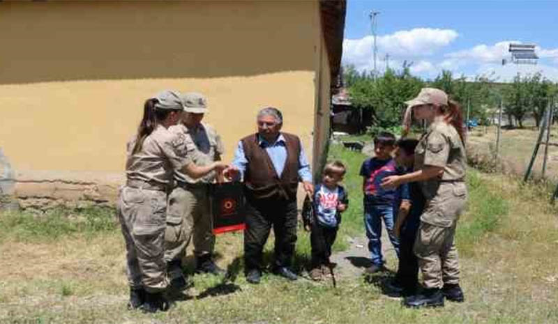 Jandarma, köyün en yaşlısının babalar gününü kutladı