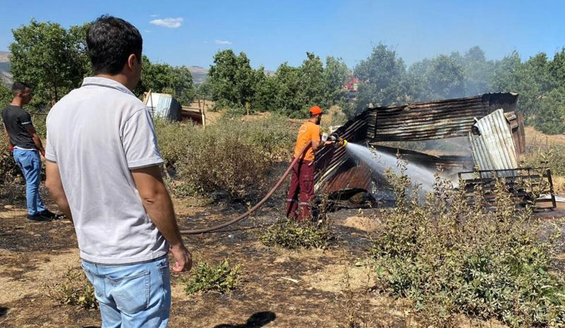 Bingöl`de metruk yapıdaki yangın ormanlık alana sıçramadan söndürüldü