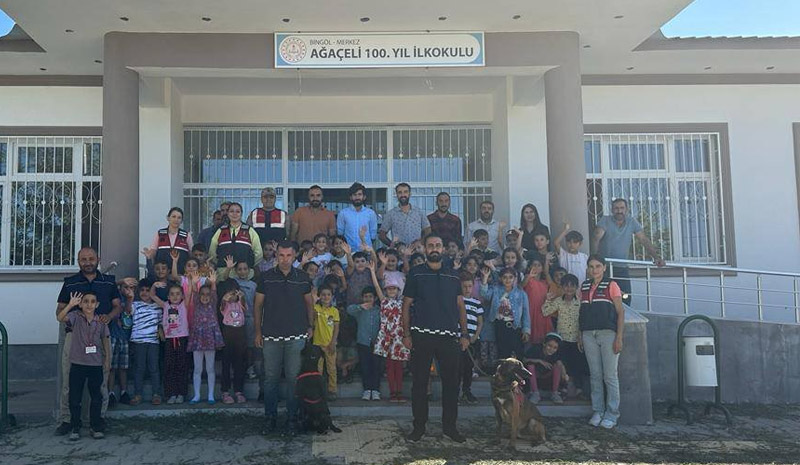 Jandarma, okulun ilk gününde çocukları yalnız bırakmadı