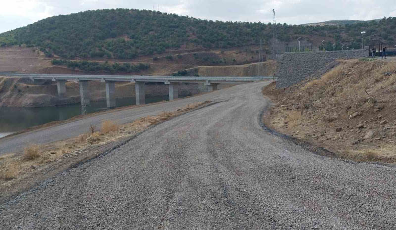 Bingöl`de yol yapım çalışmaları sürüyor