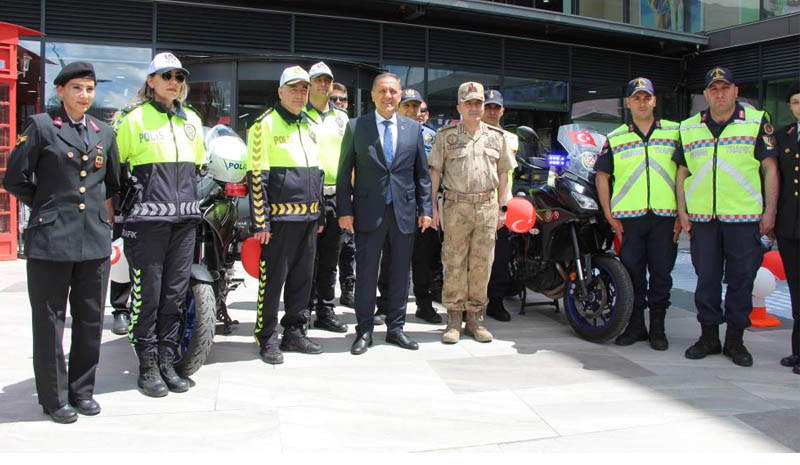 Bingöl`de trafik standı açılıp halk bilgilendirildi