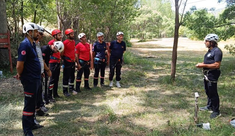 Bingöl`de itfaiye ekiplerine dağcılık eğitimi