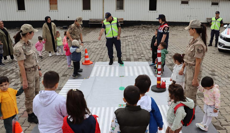 Bingöl`de anaokulu öğrencileri Jandarma Komutanlığını gezdi