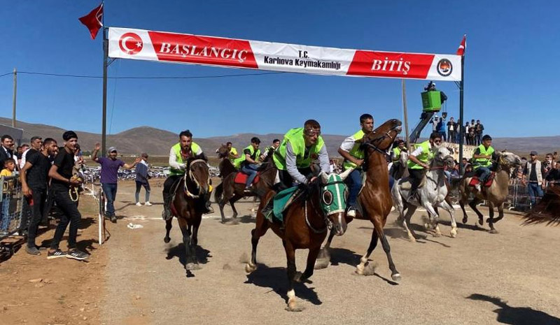 Karlıova`da at yarışları renkli görüntüler oluşturdu