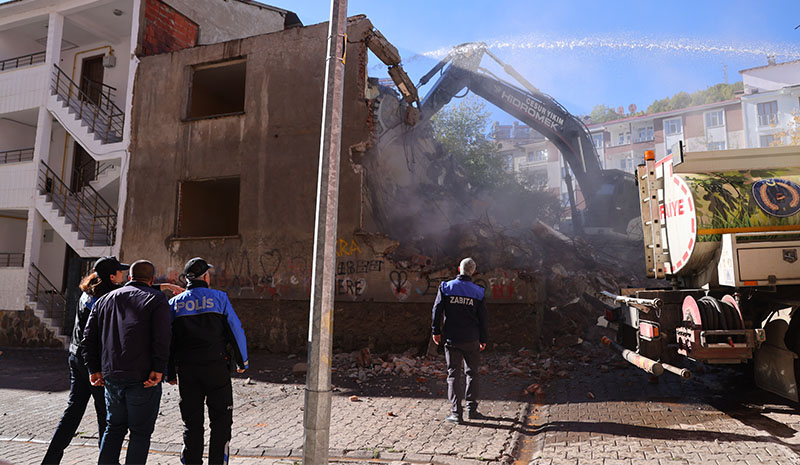 Bingöl Belediyesi 16 metruk binayı yıktı!