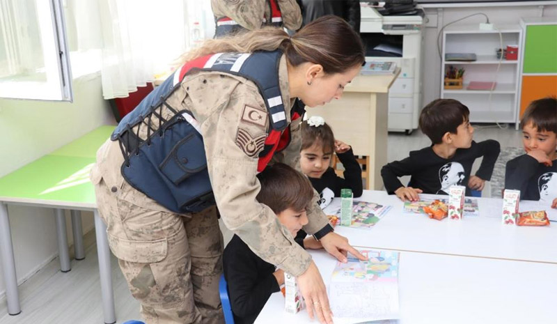 Bingöl`de jandarma, minik öğrencilerle Atatürk`ü andı