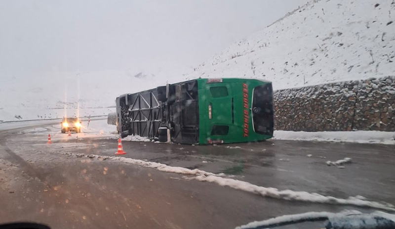 Bingöl`de otobüs devrildi: 2 Ölü, 17 Yaralı