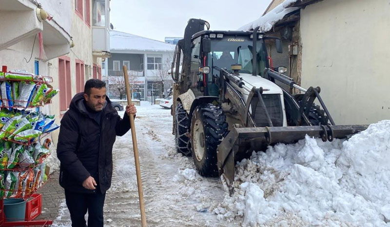 Karlıova`da kar mesaisi! Belediye ekipleri kar birikintilerini kamyonlarla taşıyor