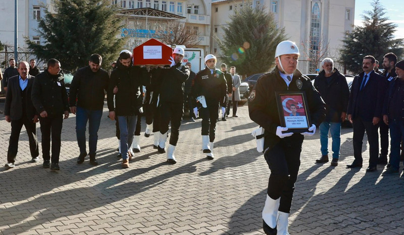 Bingöl`de genç polis kalbine yenildi