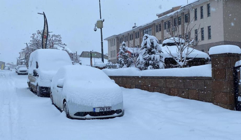 Bingöl`de kar esareti: Araçlar kar yığını altında kaldı