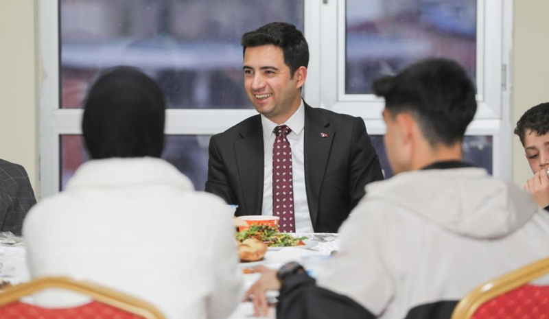 Genç Kaymakamı Güzel, SYDV tarafından desteklenen ailelerle iftar açtı