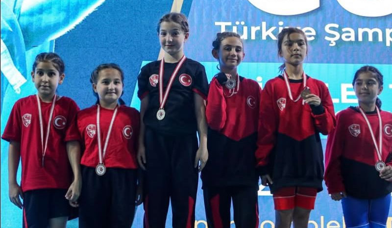 Bingöllü güreşçiler finalden madalyalarla döndü!