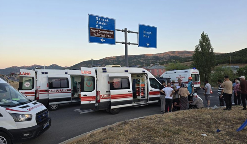 Bingöl`de trafik kazası: 11 yaralı