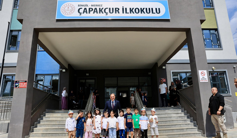 Vali Usta, o okuldaki kusurları yerinde gördü!