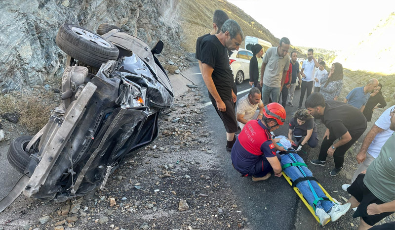 Hurdaya dönen araçtan sağ çıktılar