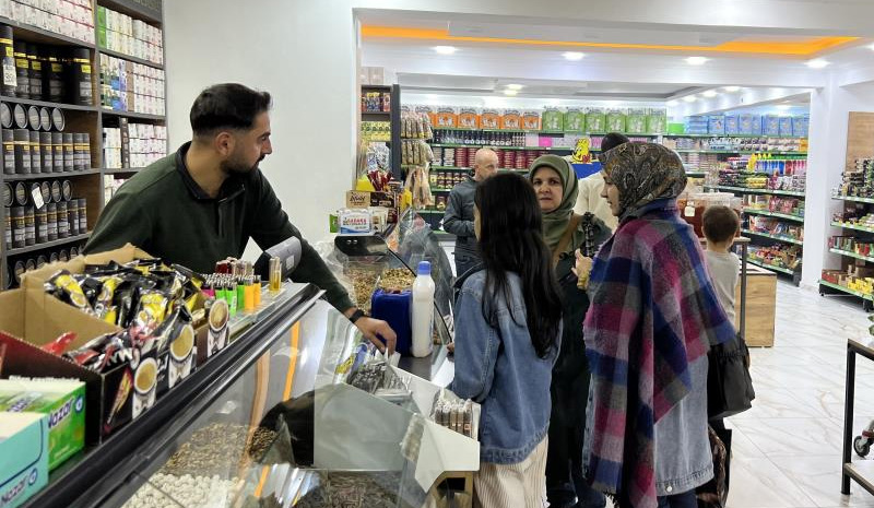 Bingöl`de havalar soğudu! Üşütenler ona sarılıyor!