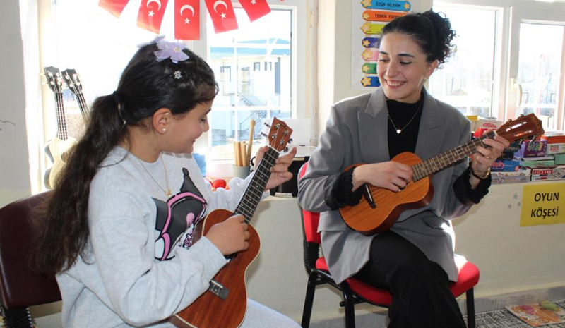 Bingöl`de bir öğretmenin köy okuluna yürek ısıtan dokunuşu