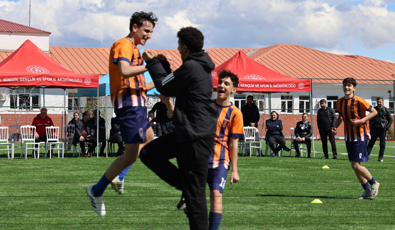 Bingöl`de 5x5 Mini Futbolda kupa 12 Sefa Spor`un