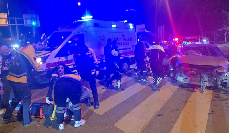 Bingöl`de Kavşakta Kaza: 5 Kişi Yaralandı