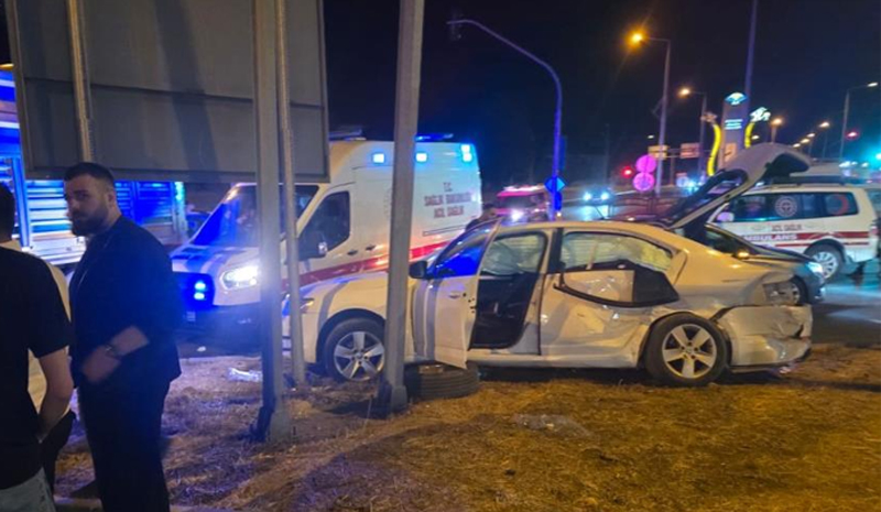 Bingöl`de otomobil ile tır çarpıştı: 5 kişi yaralandı