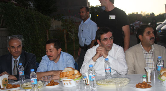 Bakan yılmaz, iftarını çadırda açtı