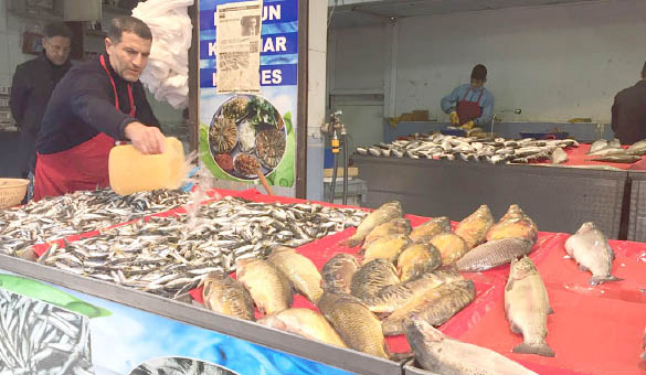 Balıklar tezgahlardaki yerini aldı