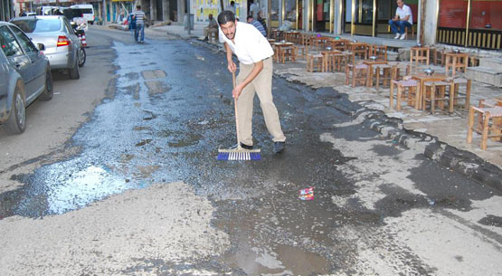 Belediye yapmayınca iş esnafa kaldı